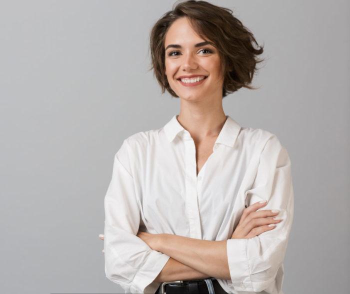 femme souriante qui a réussie sa formation