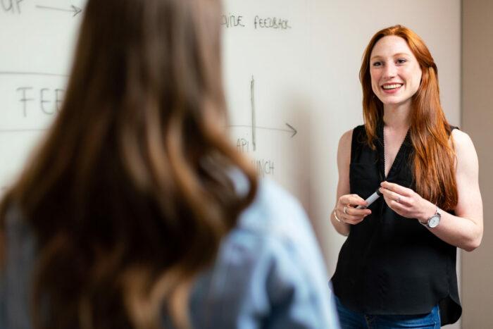 femme tutrice qui transmet  ses compétences.