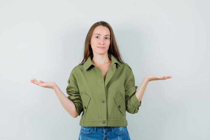 jeune femme compare la formation de collaborateur comptable