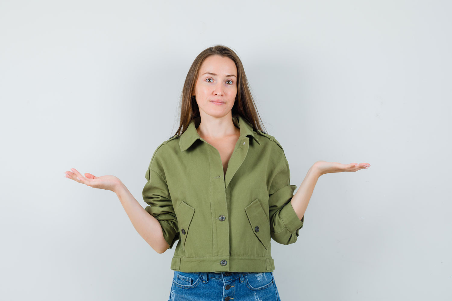 jeune femme compare la formation de collaborateur comptable