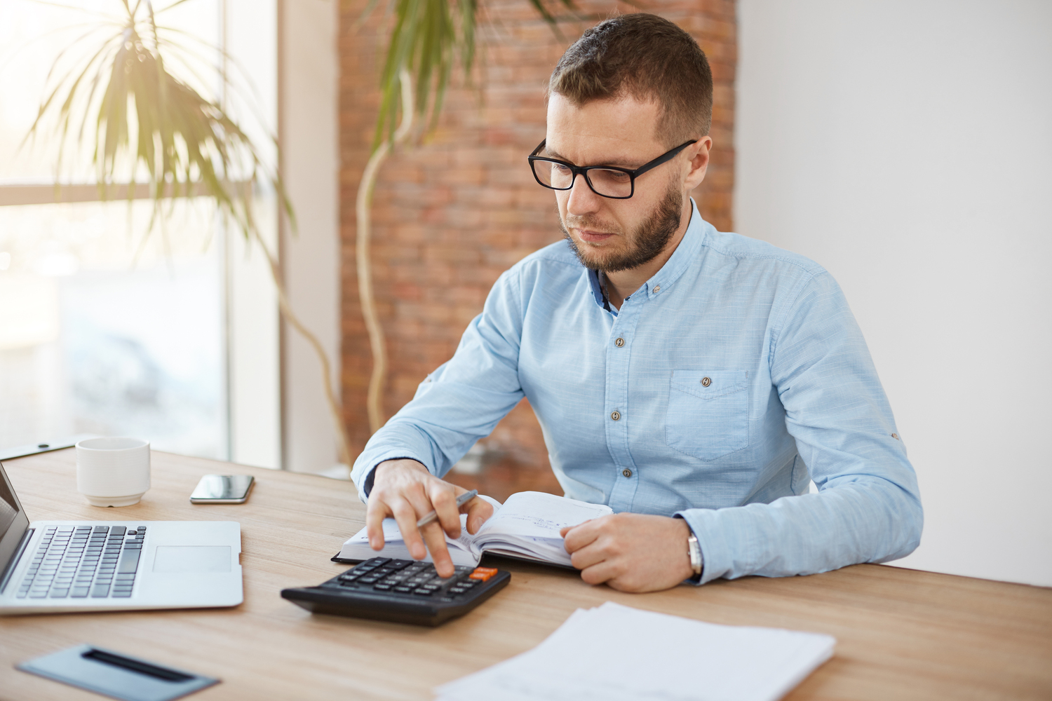 collaborateur paie dans son bureau